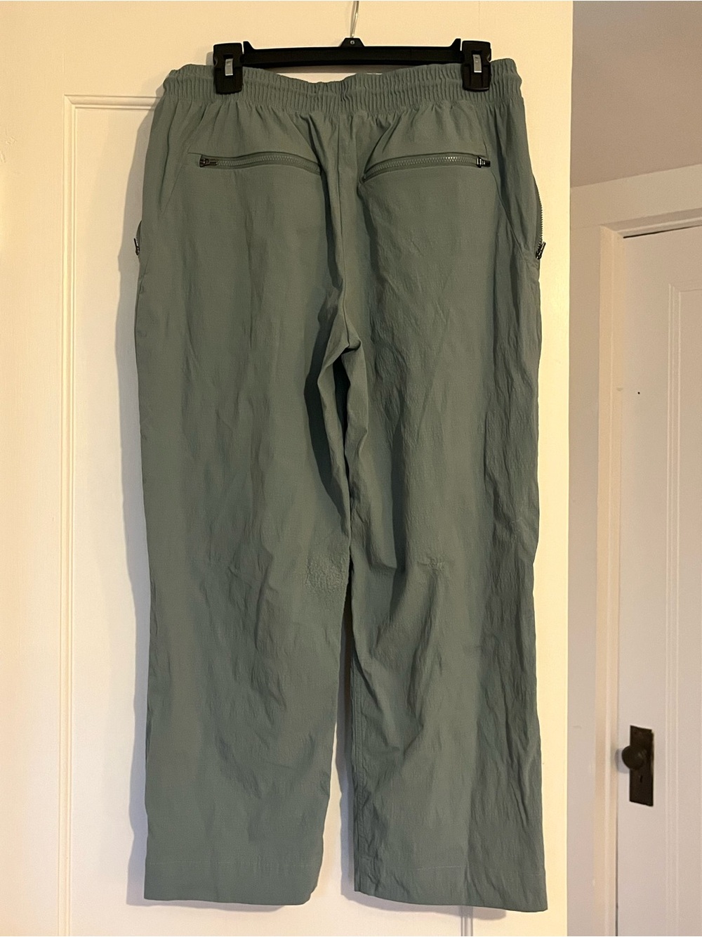 Athleta Sage Green Cropped Trekki Pants - Picture 4 of 5